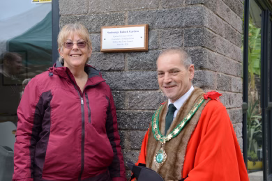 Photo of Councillor H. Parker & J. Hutchings with the Sunlounge Plaque.